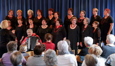 Sein Frühlingskonzert gab der Folklorechor Rjabinuschka in der Erkelenzer Leonhardskapelle mit Willi Zacher am Knopfakkordeon und unter dem Dirigat von Nadeshda Reder. FOTO: Jürgen Laaser