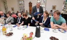 Erkelenz hat jetzt mehr als 46.000 Einwohner. Den kürzlich Zugezogenen überreichte Peter Jansen Informationen über die Stadt. FOTO: JÜRGEN LAASER