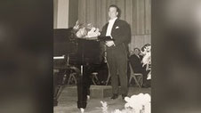 Auch Rudolf Schock sang mit. (Rudolf Schock im Jahr 1961 neben einem Flügel)