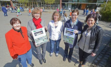 Marlene Frings (Stadtmusikbund), Gerda Mercks (Kreismusikschule) Elke Egyptien und Ulrike Neuenhofer (Luise Hensel-Schule) sowie Karin Heinze (Stadtmusikbund) freuen sich über das Spendenergebnis (v.l.). FOTO: Jörg Knappe