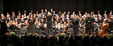Reinholt Richter leitete das Gemeinschaftskonzert von Cornelius-Burgh-Chor, Kirchenchor St. Helena und Camerata Gladbach, unterstützt von erstklassigen Solisten, in der Erkelenzer Stadthalle. FOTO: Jürgen Laaser