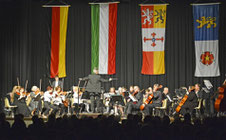 Das Collegium musicum unter Leitung von Ernest Frissen intonierte beim Serenadenkonzet in der Stadthalle unter anderem Stücke von Bellini und Strauß. FOTO: Jörg Knappe