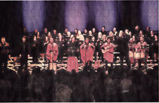 Südamerikanische Festfreude mit europäischer Klassik verbanden in der Erkelenzer Stadthalle Sänger und lnstrumentalisten unter Leitung von Dr. Artur Wrobel. RP-FOTO: JÜRGEN LAASER
