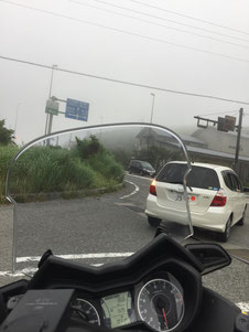 箱根峠は深い霧の中