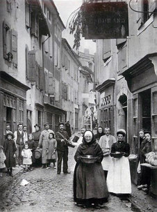 Castelnaudary : le facteur de ville en tournée et les porteuses de cassoulet. Carte postale, 1916. Breffeil édit. Coll. Privée