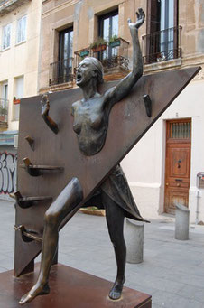 Estàtua de la Colometa, Plaça del Diamant, un dels escenaris del llibre