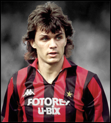 Maldini débute sa carrière à l'âge de 16 ans