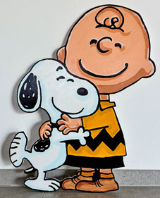 Pop-Art Figur von Divo Santino - Charlie Brown umarmt Snoopy, handbemaltes Cutout auf Holz.
