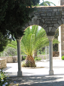 Sehenswürdigkeiten Hyères (Côte d'Azur): Bogenarchitektur auf dem Hügel oberhalb von Hyères.