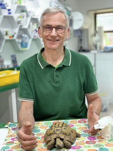 Tierarzt Dr. Roland Tammer mit Schildkröte