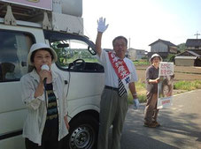 青谷で宣伝する田中市議と岩永書記長