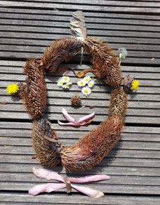 Foto: aus Naturmaterialien ein lächelndes Gesicht