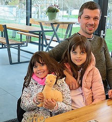 Michael Muttenthaler mit seinen Töchtern Hanna und Emilia