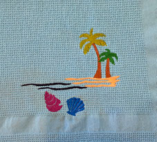 Palmenstrand mit Muscheln