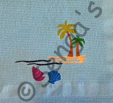 Palmenstrand mit Muscheln