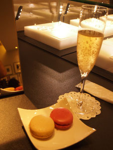 シャンパンとマカロンのサービスが♡ なんとマカロンはラデュレの^^♡わーい^^ シャンパンはダーさんに飲んでもらいました^^