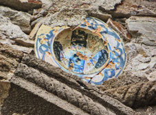 La façade est décorée de "bacini" sortes d'assiettes colorées décoratives moins coûteuses que le marbre.