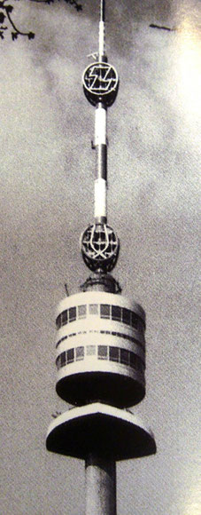 Donauturm Wien, mit dem dem von Heinz Traimer entworfenen Logo der Zentralsparkasse. Fotograf unbekannt (um 1965).