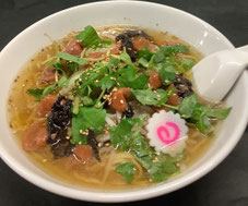 福生ラーメン　ポロ春です。福生駅近くにあるラーメン店です、こんぶ、ソーダガツオなどのだしを使った体に優しいスープが特徴です。メニューもボリュームも他の店より多いのが自慢です。米軍横田基地が近く、米国人のお客様もいらっしゃいます。英語の対応もドル払いもOKです。