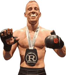 Kindertrainer und MMA-Kämpfer Marvin Koczy lächelt mit Mundschutz und einer Royal Fighting Championship Medaille