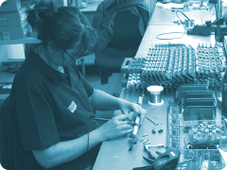 Handbestückung von THT-Bauteilen am Arbeitsplatz