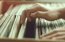 Digging - das Suchen in Plattenkisten (Foto: giphy.com)