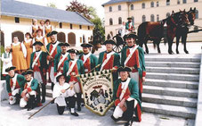 Die Lichtensteiner Kanonierkompanie vor dem Schlosspalais zu Lichtenstein