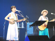 ライブで熱唱する「やなわらばー」の2人=10日夜、市民会館大ホール
