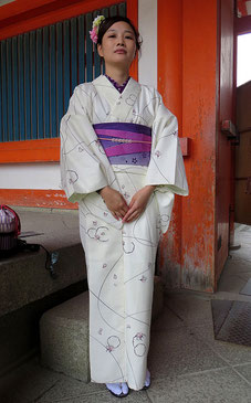 In Kyoto begegnet man öfter Frauen in schönen Kimonos.