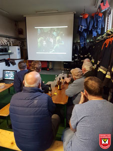 Videovorführung am Stammtisch