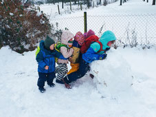 Kinder spielen im Schnee