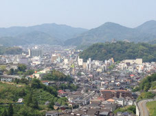 宇和島市内一望、市立病院でかい。