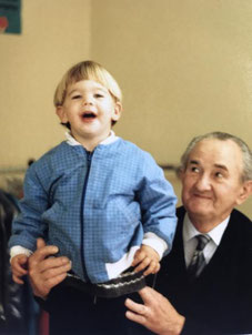 Ward op schoot bij opa Pierre