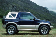 Suzuki Vitara blu con une cappotta bianca