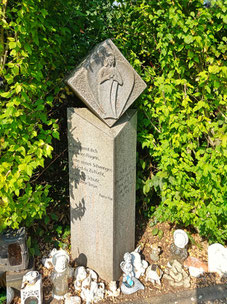 Stele für die Sternenkinder auf dem alten Laurentiusfriedhof