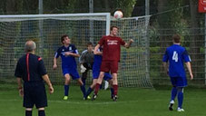 Felix Wutschka köpft den Ball. Foto: Bianca Becker