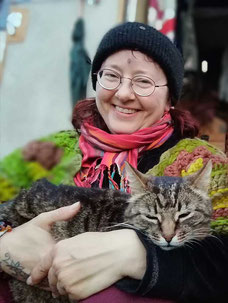 Susanne Solveigsdotter mit Katze in Ängsbäcka, Schweden
