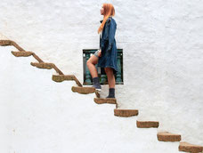 jeune fille qui monte un escalier metaphore du traitement de l eczema