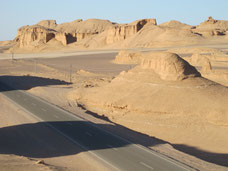 Kaluts-Iran-woestijn-heet-rotsen-Dasht-e-Lut-erosie