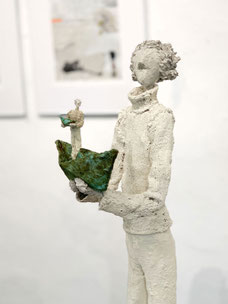 Detail 143 cm Skulptur von Claudia König, Figur mit Boot aus Papier-Komposit & Pappmache-Kunst online kaufen.