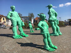 Grüne Riesen im Wind in Westerland auf Sylt am Bahnhofsvorplatz