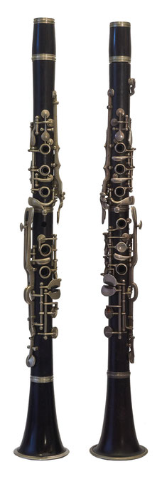 links: Adler-Linkshänder-Klarinette rechts: "normale" Klarinette (A.E. Fischer Brehmen)