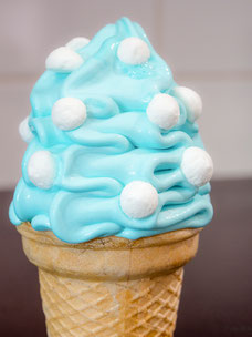 Blaues Softeis mit Baiserdrops in einem Eisbecher