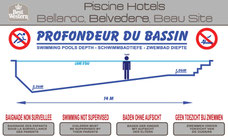 Panneau avec découpe de la piscine avec les profondeur. mention en 4 langues piscine non surveillée