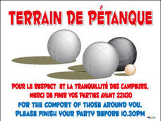 Panneau terrain de pétanque, merci de finir vos parties avant 22 heures en Français et Anglais