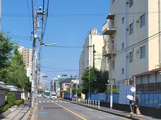 信号が小学校正門前