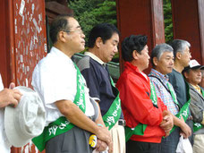 開会式で壇上に並ぶ小川会長