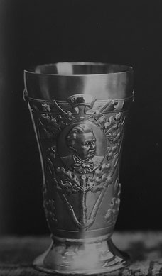 Dieser Pokal war 1927 zu Ehren des Güstrower Musikdirektors Johannes Schondorf von dem Güstrower Juwelier Eichholz gefertigt worden. Er war Bestandteil des seit 1945 verschwundenen Brinckmanschen Silberschatzes der Stadt Güstrow.   