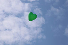 Herz Luftballon im Himmel