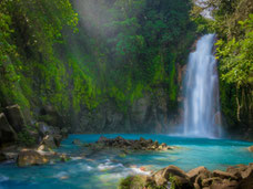 caminata Catarata Río Celeste y Volcán Tenorio